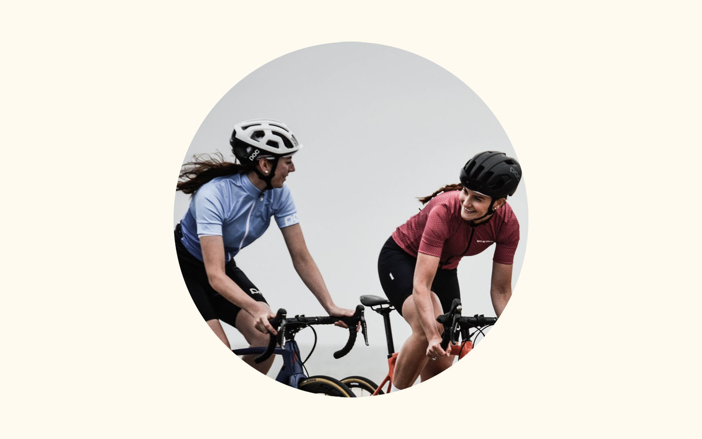 Två kvinnor i cykelkläder som cyklar